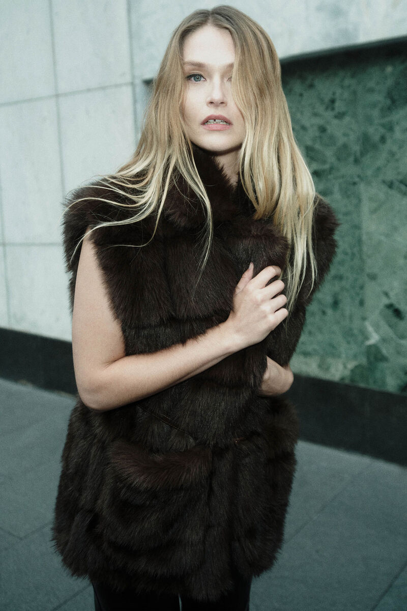 BRENTLEY FAUX FUR VEST in colour Dark Chocolate